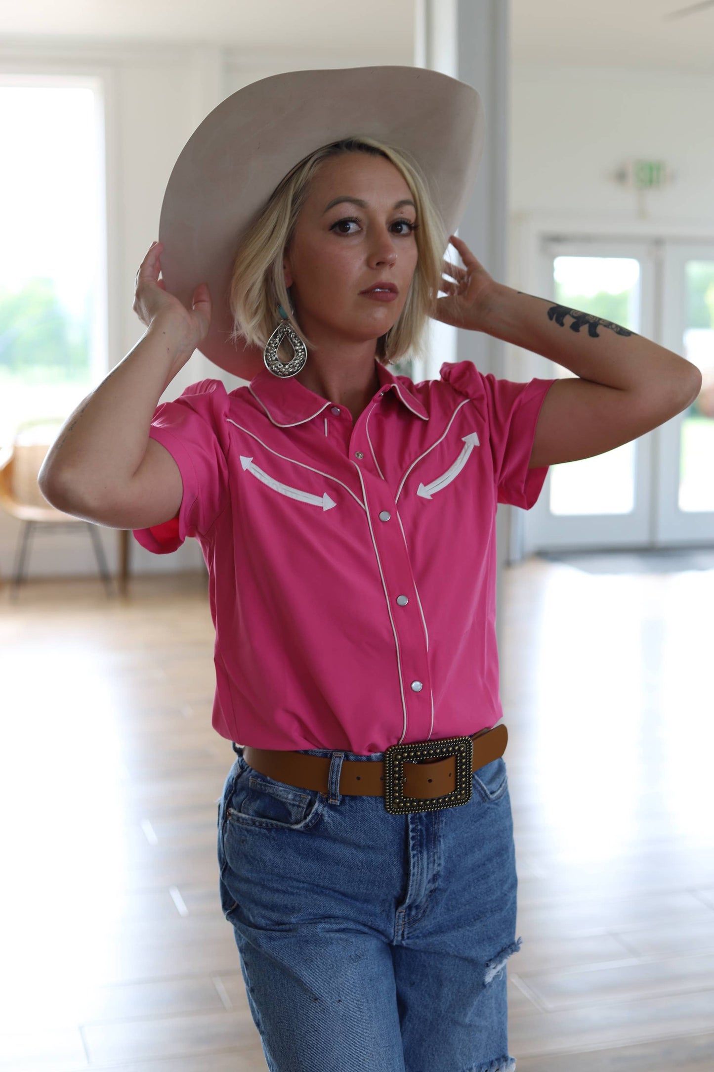 HOT PINK SHORT SLEEVE PEARL SNAP BLOUSE