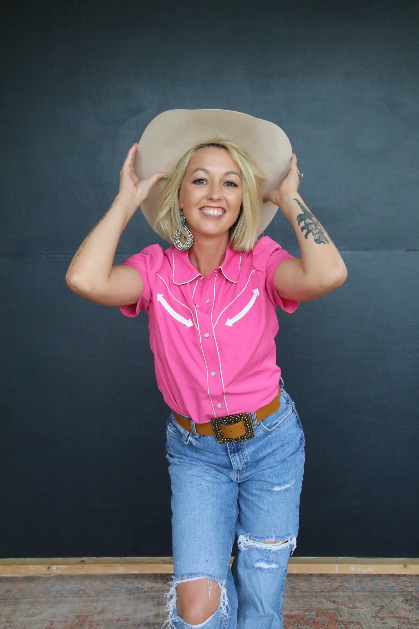HOT PINK SHORT SLEEVE PEARL SNAP BLOUSE